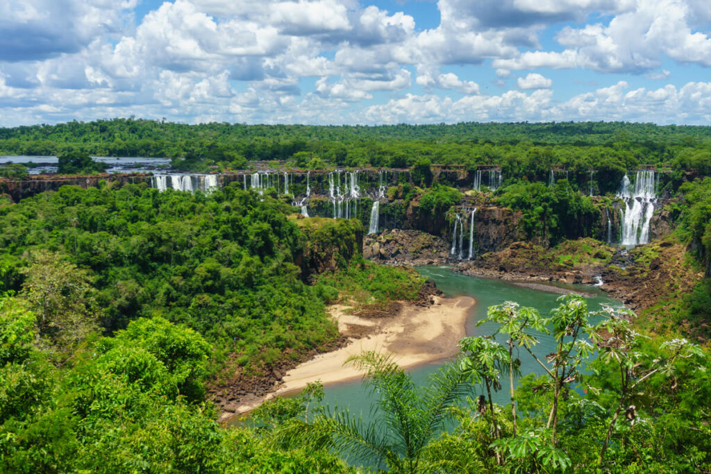 Vue panoramique des chutes d'Iguazú, point de passage emblématique et spectaculaire entre l'Argentine et le Brésil.