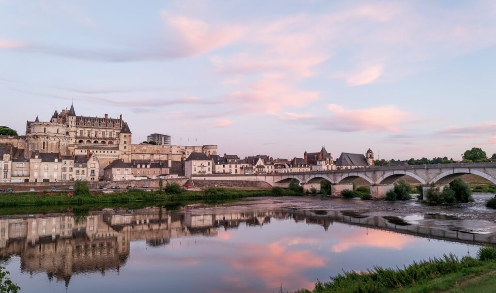 Tourisme près de Tours : les meilleures manières de découvrir la région 2 Un château emblématique de la Touraine surplombant la Loire lors d'un coucher de soleil.