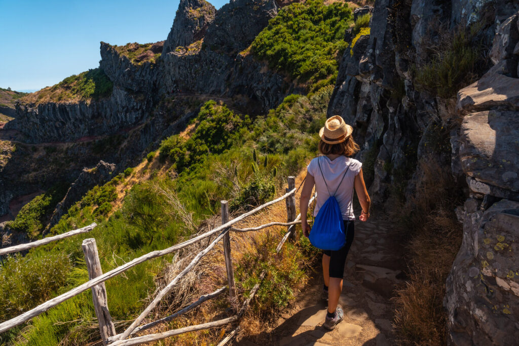 Cap-Vert en femme seule : est-ce sûr et quelles îles privilégier ? 3 Randonneuse solitaire explorant les sentiers montagneux de l'île de Santo Antão.