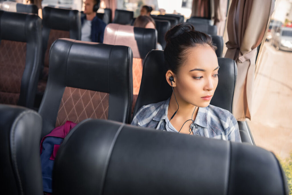 Vue d'un bus local au Laos, illustrant les conditions de transport pour une femme seule.