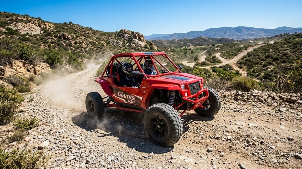 Buggy Glamis 850 : quels sont les problèmes et pannes connus ? 2 Un buggy tout-terrain Glamis 850 de couleur rouge roulant sur un chemin de terre caillouteux.