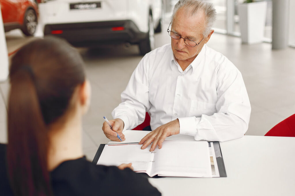 Extension de garantie pour camping-car sans crédit : les solutions 3 Signature d'un contrat d'assurance contre les pannes mécaniques sur un bureau chez un courtier.