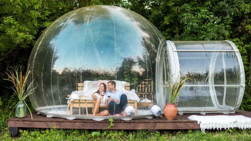5 idées de nuits insolites pour l’automne 3 Une bulle panoramique chauffée et éclairée au cœur de la nature pour une nuit insolite.