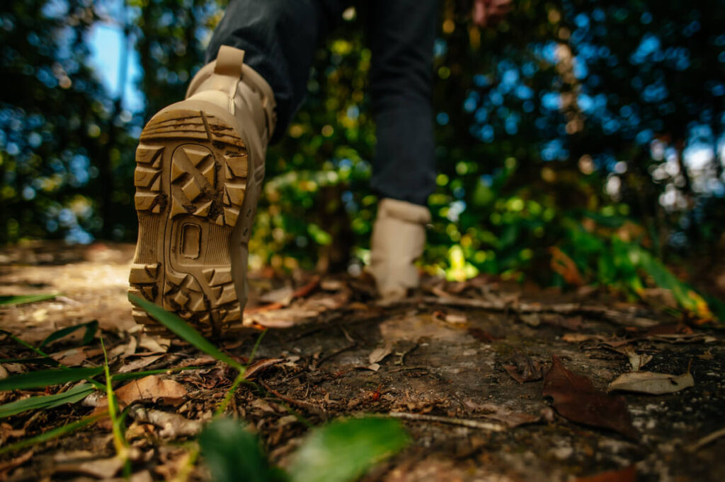 Chaussures de randonnée : pourquoi c'est le premier équipement à ne pas négliger 3 Un randonneur marchant d'un pas sûr sur un chemin de crête, équipé de chaussures adaptées.