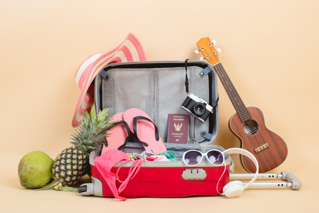 Astuces pour gagner des voyages : les méthodes qui fonctionnent vraiment 2 Une valise ouverte remplie d'accessoires de vacances et de billets d'avion symbolisant un séjour gagné.