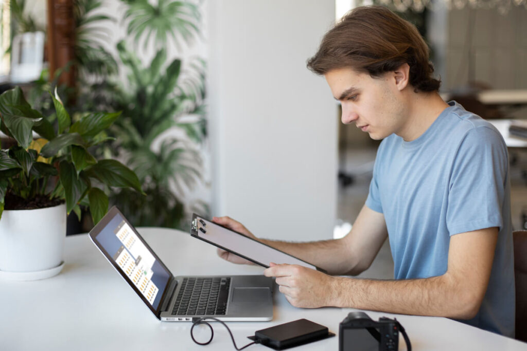 Astuces pour gagner des voyages : les méthodes qui fonctionnent vraiment 3 Un internaute remplissant des formulaires de participation à des tirages au sort sur son écran.
