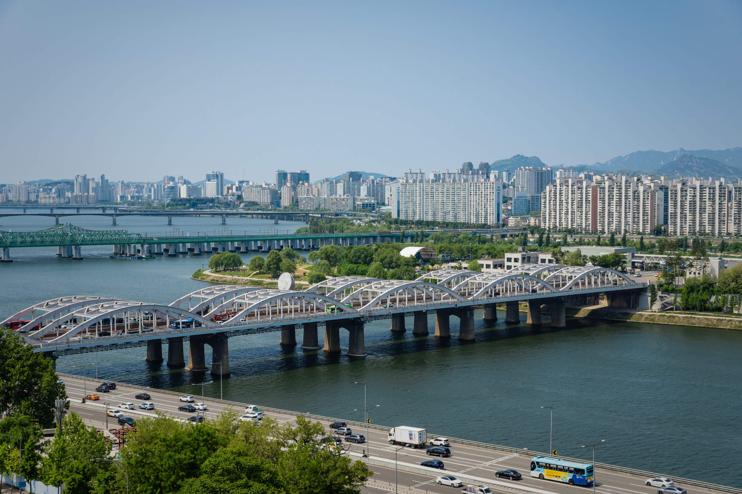 Vue sur les gratte-ciels du quartier de Gangnam sous un ciel bleu et dégagé.