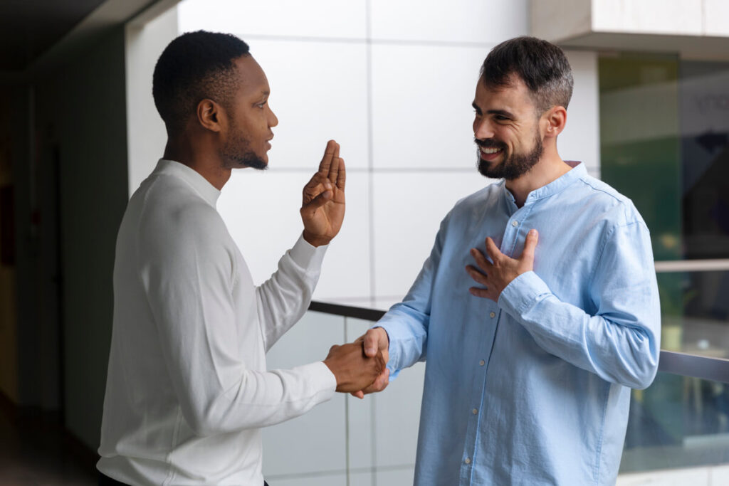 Une poignée de main chaleureuse et amicale entre deux hommes illustrant la salutation.