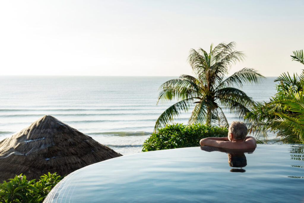 Pourquoi les villas séduisent de plus en plus les voyageurs en Martinique 2 Une magnifique villa de vacances avec piscine à débordement et vue panoramique sur la mer des Caraïbes.