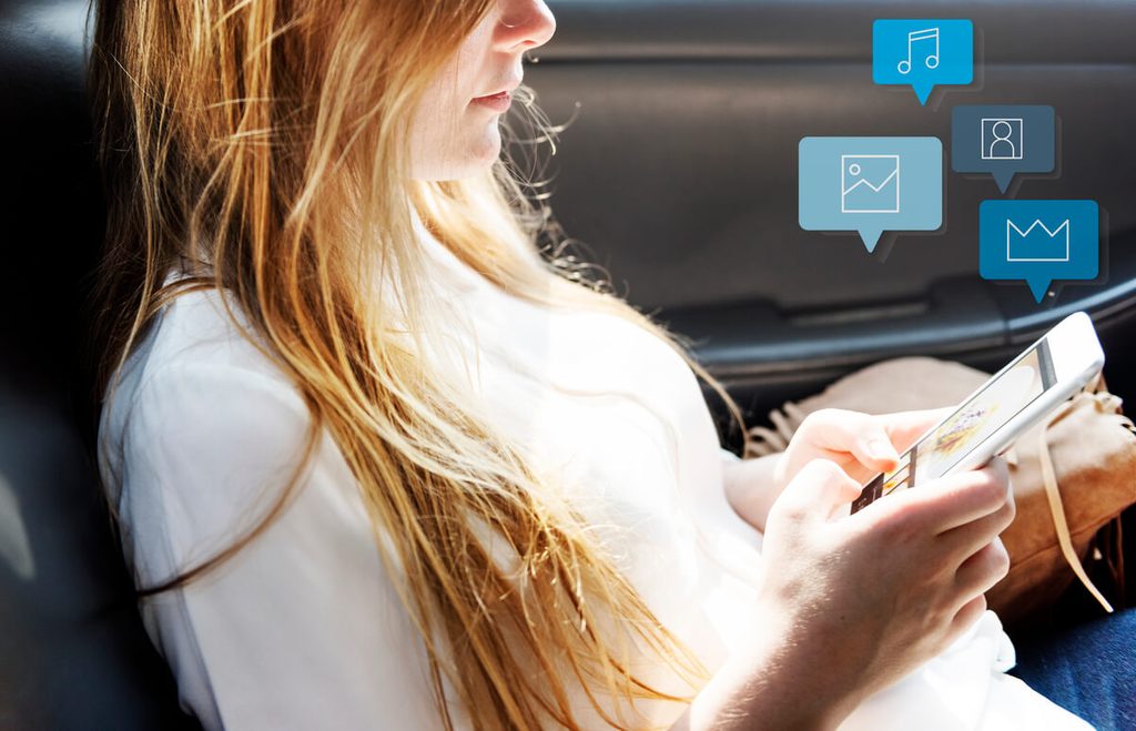 Comment savoir si mon correspondant est à l'étranger : tonalité, applications et astuces 4 Discussion sur messagerie instantanée montrant les coches de distribution et l'heure locale.
