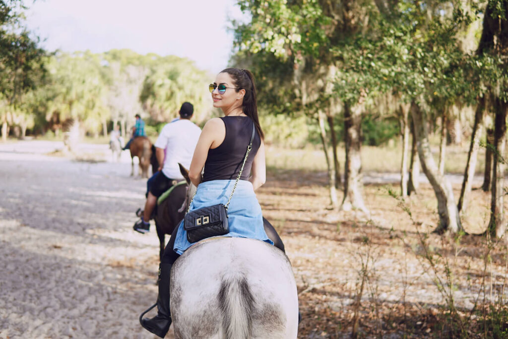 Chevaux de calèche attendant en plein soleil sans eau sur un site touristique à l'étranger.