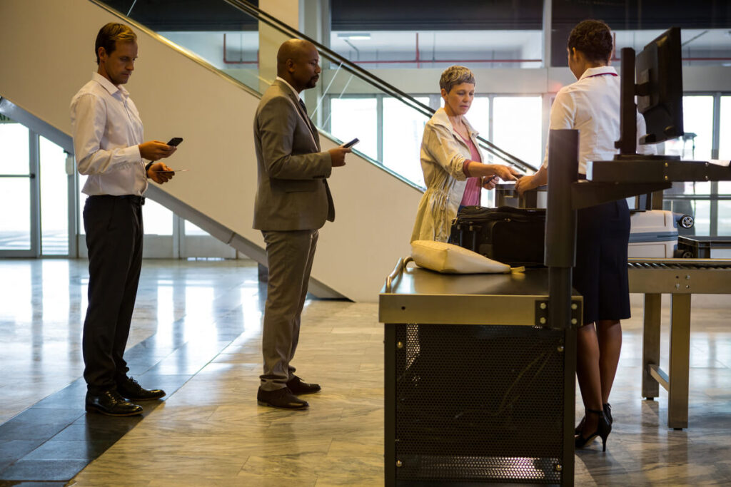 Voyager avec un récépissé de renouvellement : règles, pays et retours 3 Contrôle des documents de voyage et passeport au passage frontière d'un aéroport.
