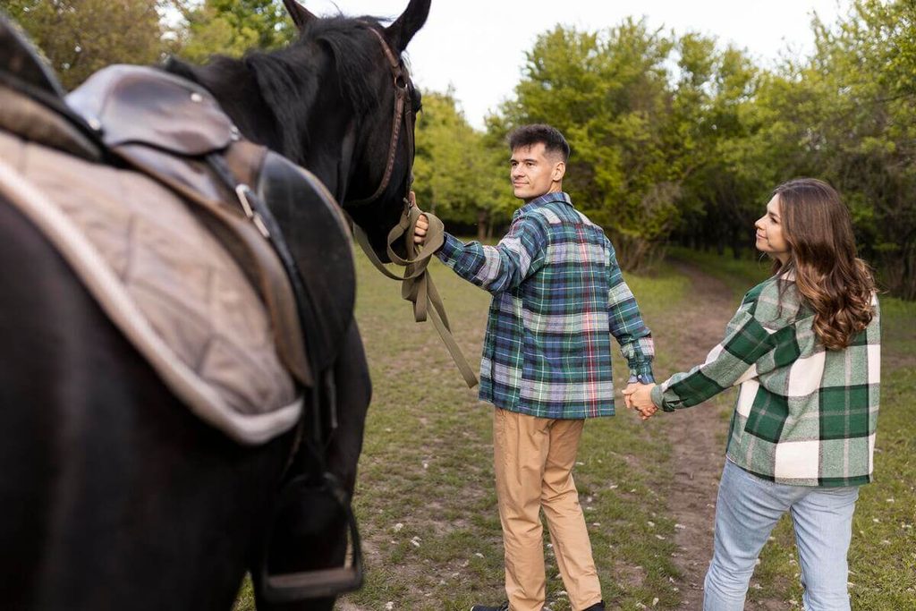 Randonnée à cheval respectueuse de la faune dans un sanctuaire ou un centre équestre éthique.