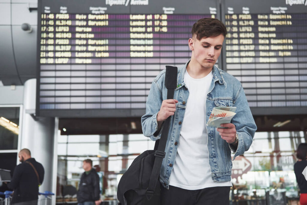 Obligation d'une agence de voyage en cas de vol annulé : droits et remboursements 2 Écran d'affichage des départs dans un aéroport indiquant un vol annulé.