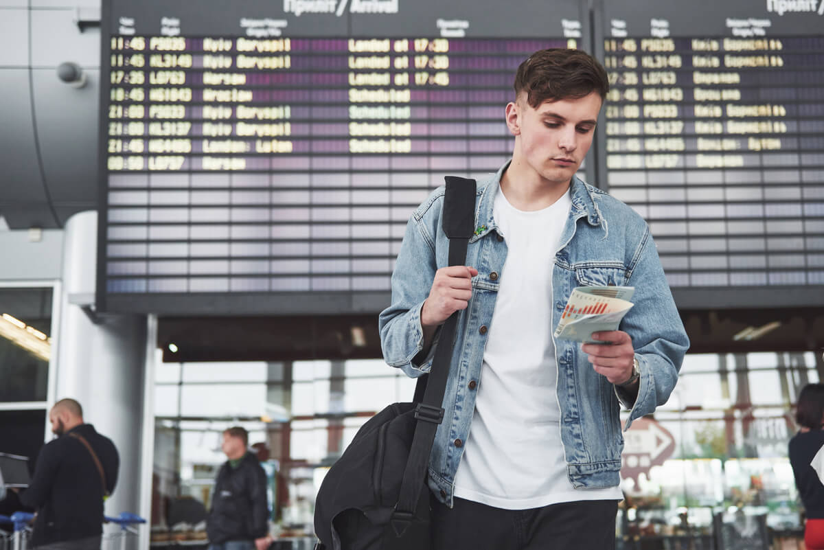 Écran d'affichage des départs dans un aéroport indiquant un vol annulé.