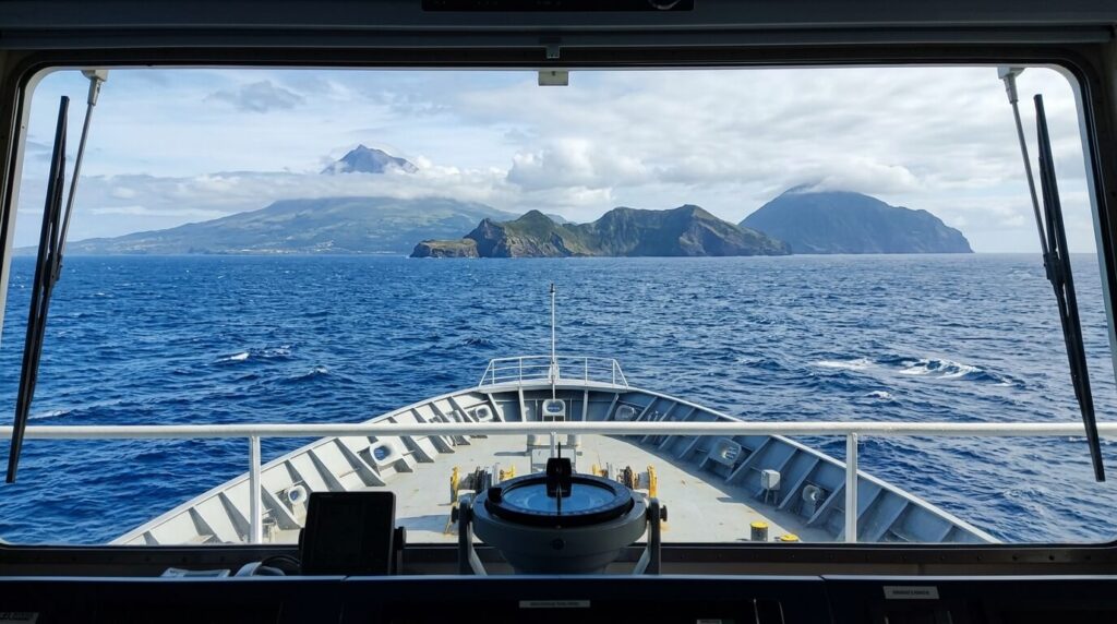 Aller aux Açores en bateau depuis le Portugal : faisabilité et lignes 3 Vue depuis le pont d'un navire traversant l'océan Atlantique vers l'archipel des Açores.