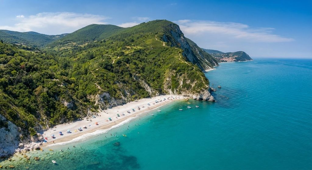 Plage d'eau turquoise et falaises verdoyantes du mont Conero dans la région des Marches en Italie.
