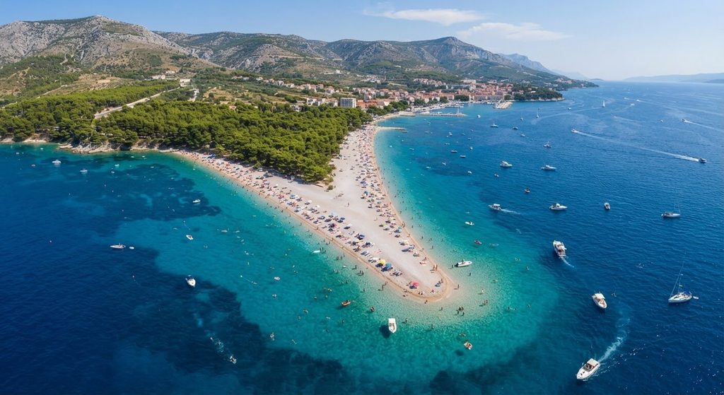 Brač ou Hvar : laquelle choisir pour vos vacances en Croatie ? 3 Vue aérienne de la célèbre plage de galets blancs de Zlatni Rat à Bol sur l'île de Brač.