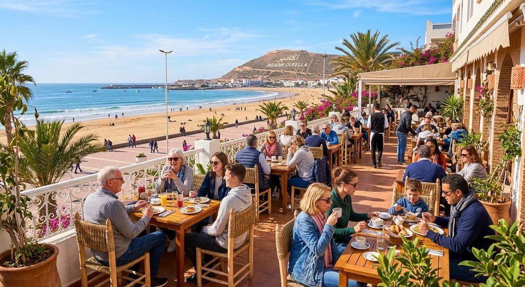 Touristes profitant d'une terrasse ensoleillée sur la corniche d'Agadir en hiver.