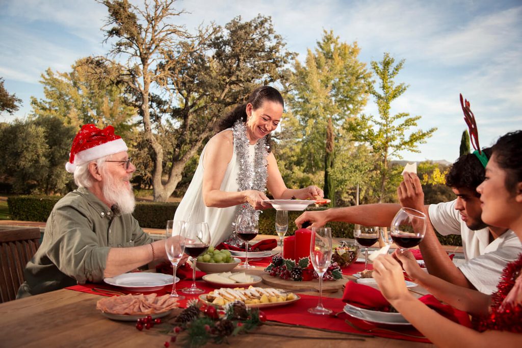 Pace e salute : signification de cette expression corse 3 Repas de fête en famille en Corse lors du réveillon du premier de l'an.