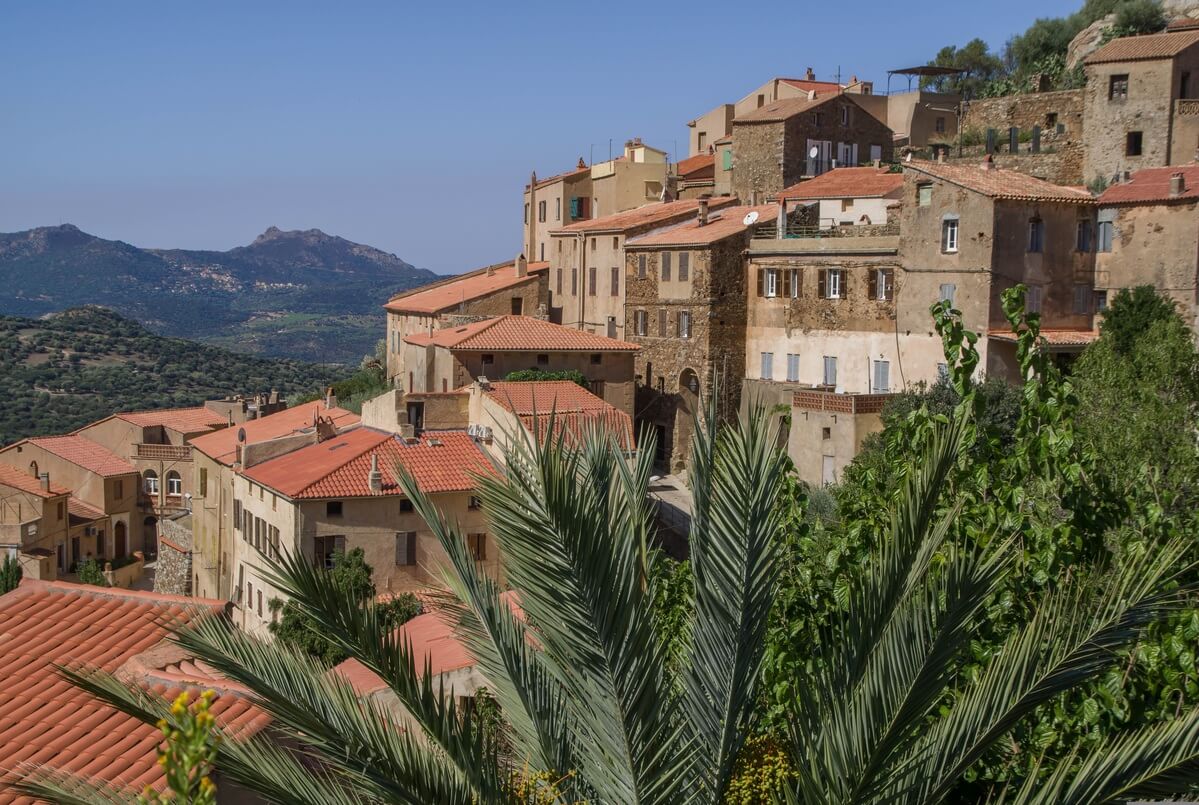 Village corse traditionnel perché dans les montagnes où l'on échange les vœux du Nouvel An.