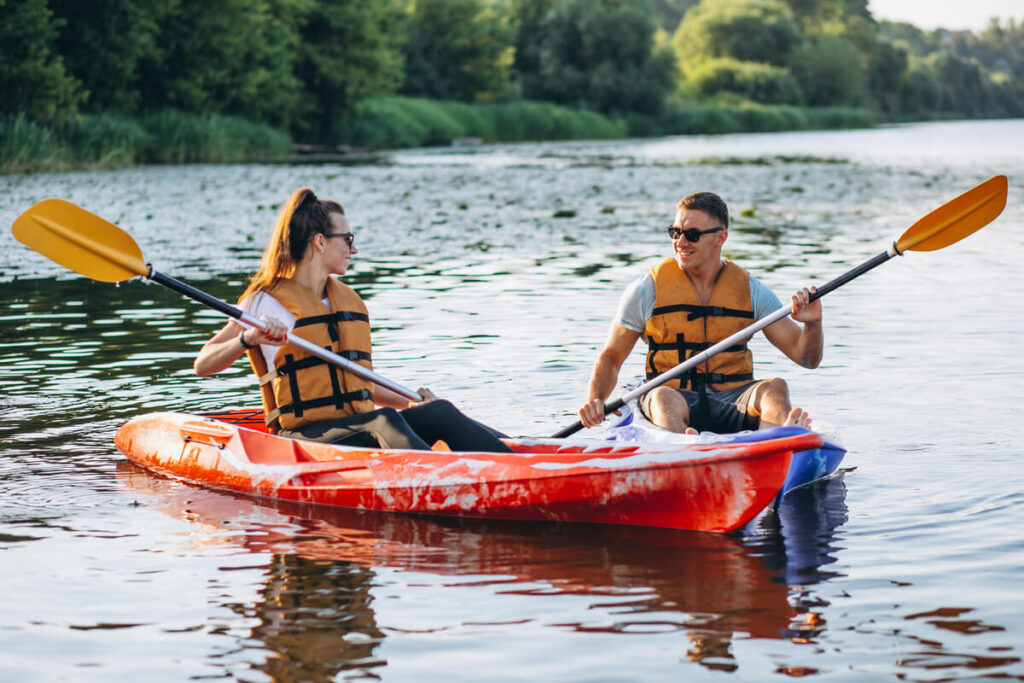 Parents et enfants faisant du canoë sur les eaux calmes du lac au Duc en Bretagne.