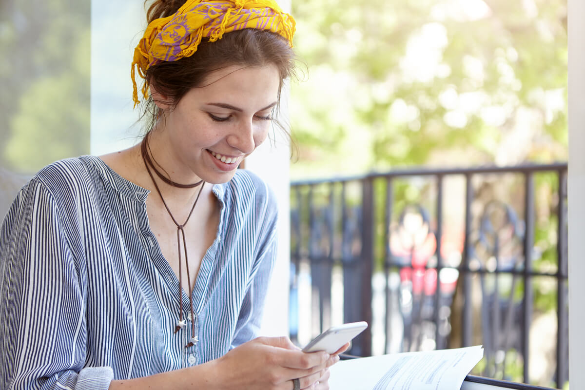 Personne composant le numéro international d'EDP Portugal depuis un smartphone en France.