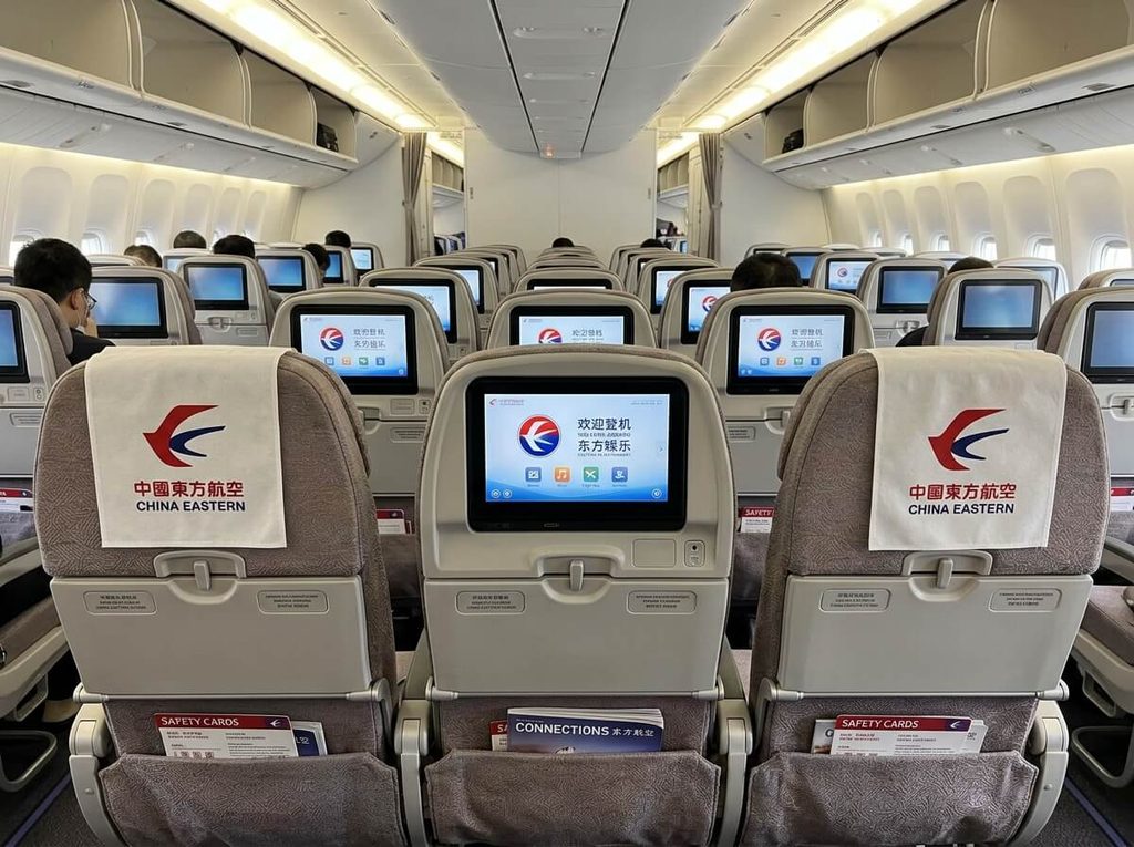 Sièges et écrans de divertissement individuels en classe économique sur China Eastern.