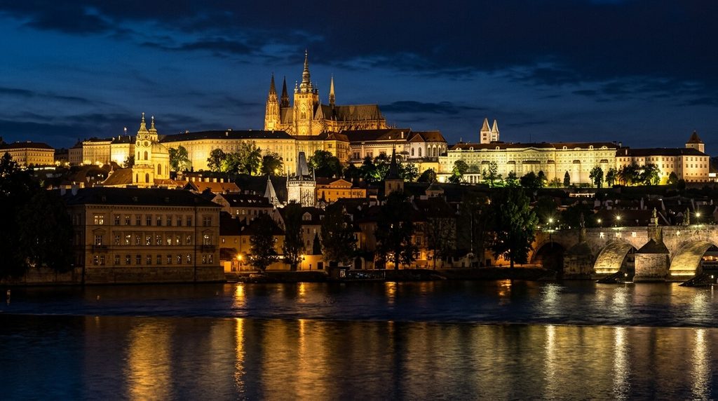 Le plus grand château du monde : Malbork, Prague ou Windsor ? 3 Façade illuminée de nuit du complexe fortifié du château de Prague en République tchèque.